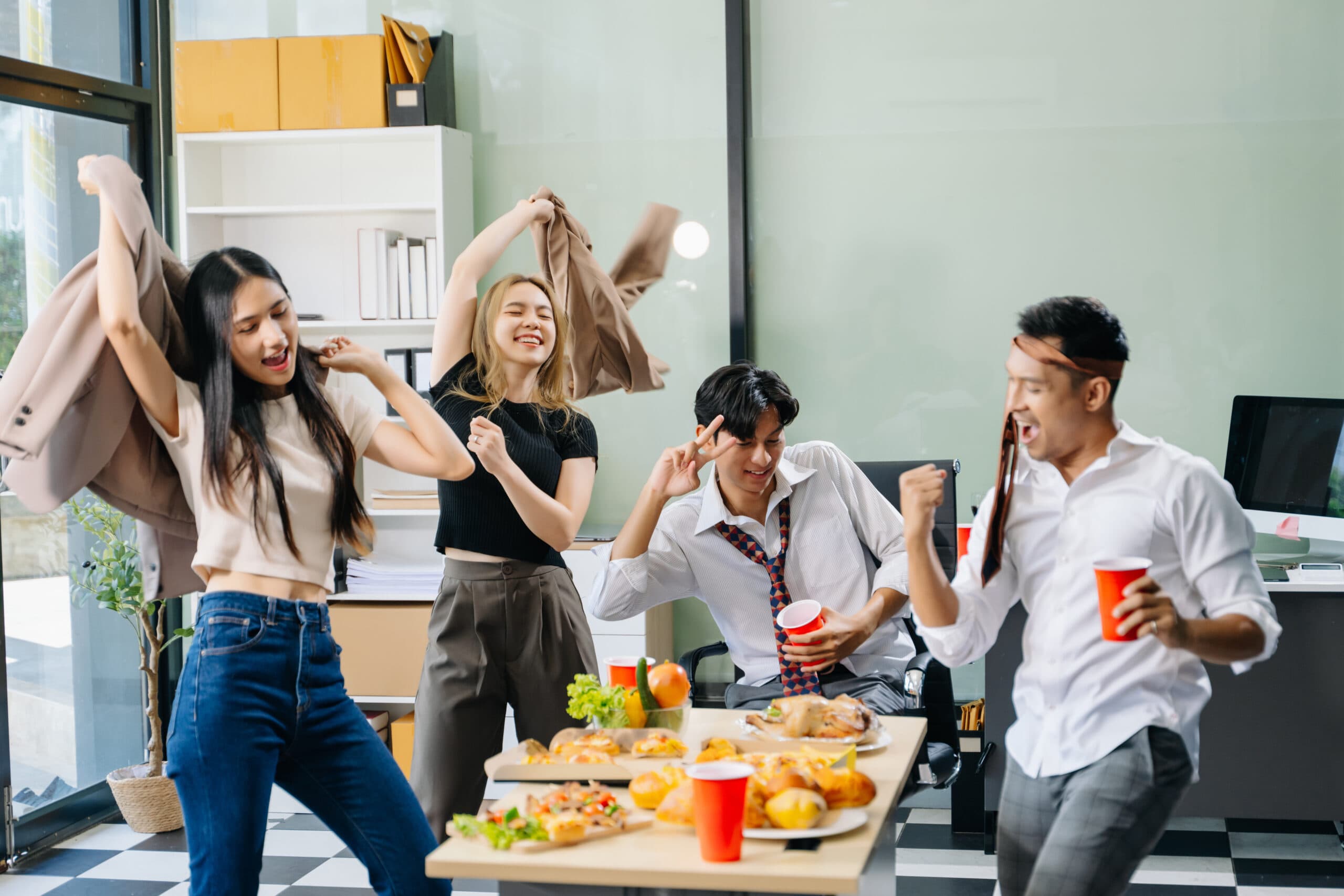 Top 5 canciones para desconectarse en la carnita asada del jale